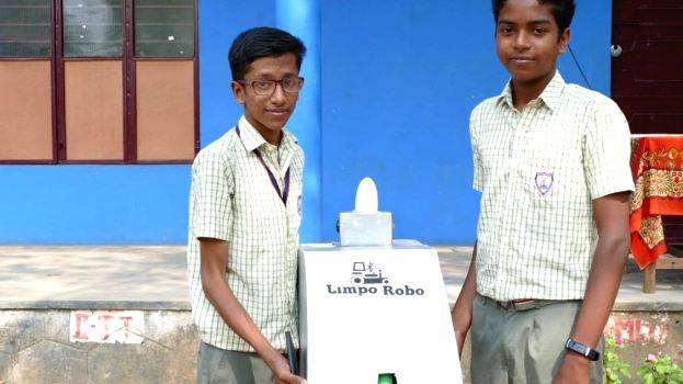 robott-with-students robott-with-students