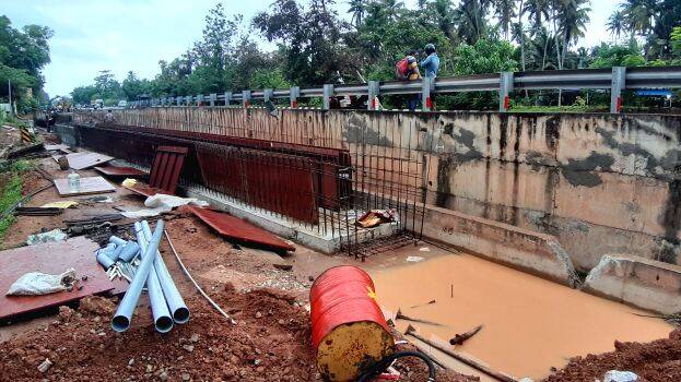 toll-plaza toll-plaza