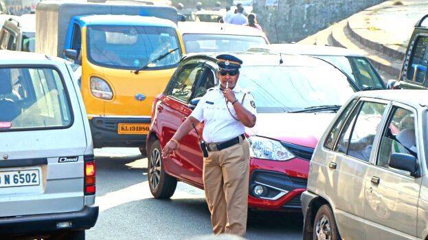 vanitha-trafic-police vanitha-trafic-police