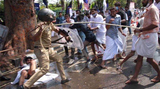 lathicharge4 lathicharge4