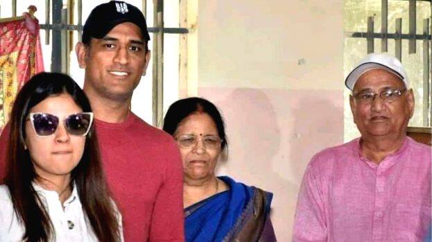 dhoni-father-and-mother-c