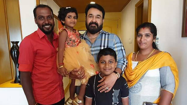 mohanlal-with-liju-family mohanlal-with-liju-family