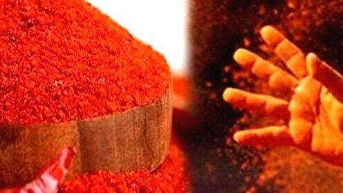 chilli-powder-throwing chilli-powder-throwing