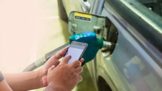 mobile-use-in-petrol-pump