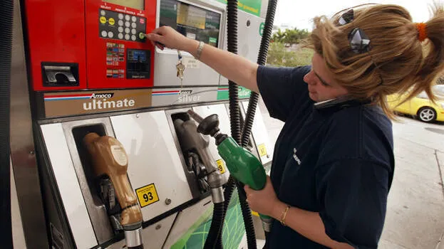 mobile-use-in-petrol-pump