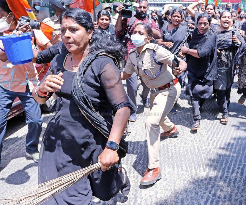 mahila-morcha-protest mahila-morcha-protest