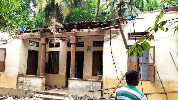 veedu-thakarnnu veedu-thakarnnu