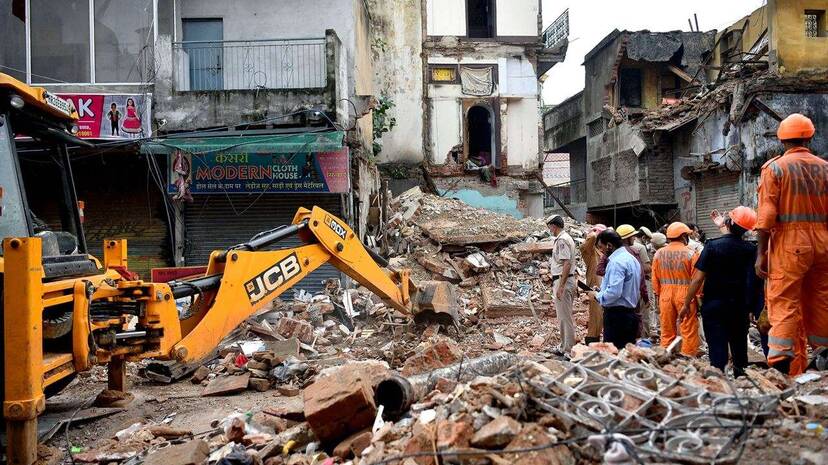 delhi-building-collapse