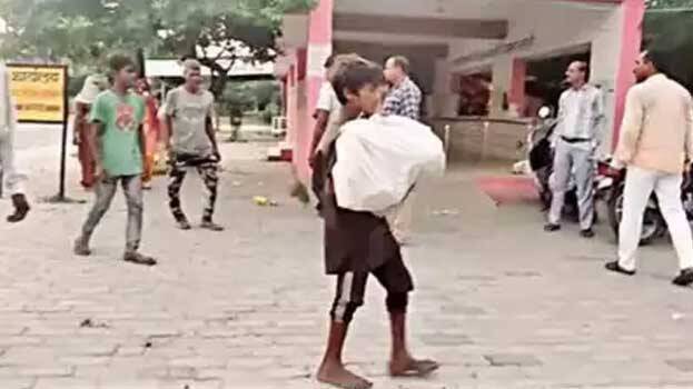 രണ്ടാനമ്മ രണ്ടുവയസുകാരനെ കാറിനടിയിൽ എറിഞ്ഞുകൊന്നു, വാഹനം കിട്ടാത്തതിനാൽ അനുജന്റെ മൃതദേഹം ചുമന്ന് നടന്ന് ജേഷ്ടൻ