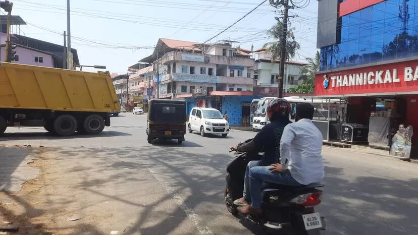 09-ezhamkulam-traffic