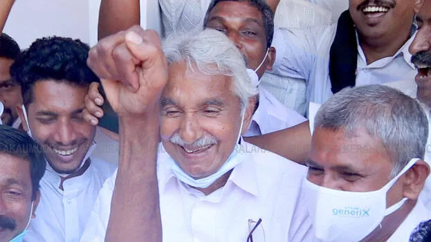 oommen-chandy-with-crowd