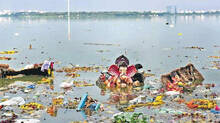 couple-mistakenly-immerses-ganpati-idol-with-rs-4-lakh-gold-chain