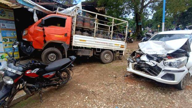 apakadathil-petta-car-van apakadathil-petta-car-van