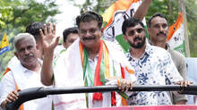pv-anwar-meets-vv-prakashs-wife-and-seeks-vote