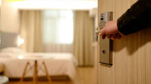 heavy-traffic-jam-outside-jaipur-hotel-as-couple-forgets-to-draw-curtains-of-room