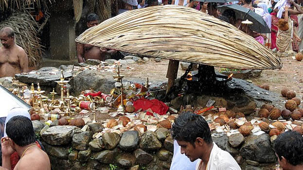 Koldyla Ritual കൊട്ടിയൂർ തേവർക്ക് നടത്തുന്ന ആലിംഗന പുഷ്പാഞ്ജലി കണ്ടുതൊഴാൻ ആഗ്രഹമുള്ളവ ...