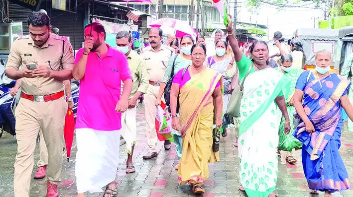 mahila-con