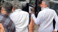 rajamouli-loses-cool-in-funeral-selfie