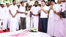 rahul-gandhi-pays-floral-tributes-at-oommen-chandys-grave