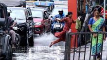rain-and-orange-alert-for-different-districts-in-kerala