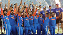 mohsin-naqwi-on-handing-over-asia-cup-winners-trophy
