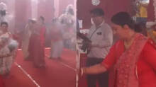 smriti-irani-dhunuchi-dance-performance-at-delhi-durga-puja