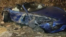 porsche-car-crashes-into-divider-on-mumbai-highway-racing-with-bmw