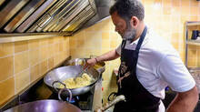 rahul-gandhi-visited-delhi-khandewala-sweet-shop