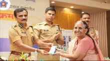 mumbai-police-returns-800-stolen-mobile-phones-to-owners