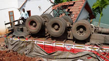 lorry-overturns-on-top-of-house-in-kozhikodes-farook