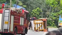 nedumangad-gas-lorry-overturned-accident