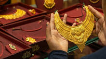 price-of-gold-has-crossed-one-lakh-rupees