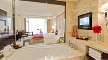 know-behind-reasons-glass-walls-of-hotel-bathrooms