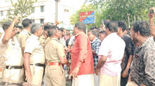 protest-infront-of-police-station-with-body-of-the-deseased-man