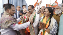 warm-welcome-fro-mayro-vv-rajesh-and-councillors-at-delhi