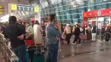 hundreds-of-flight-cancelled-passengers-standed-at-delhi-airport-israel-iran-conflict