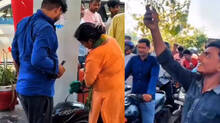 no-cans-allowed-man-brings-bike-tank-to-petrol-pump