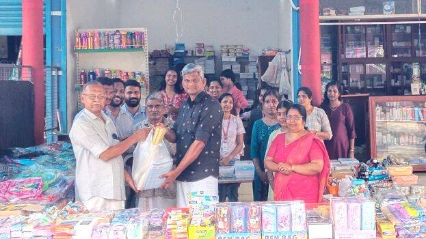കാലടിയിൽ സ്റ്റുഡന്റ്സ് മാർക്കറ്റ് പ്രവർത്തനം ആരംഭിച്ചു: പഠനോപകരണങ്ങൾ മിതമായ നിരക്കിൽ
