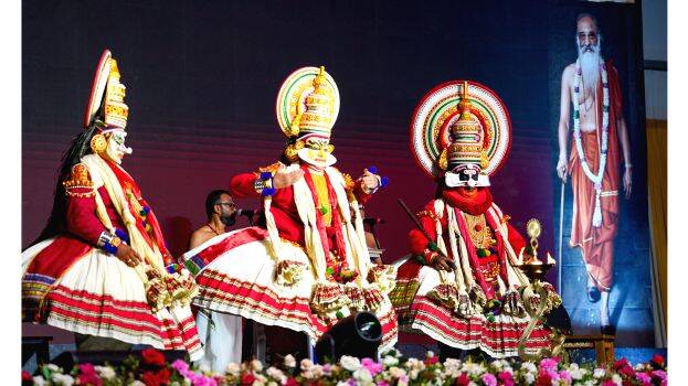 കഥകളിയിലൂടെ സ്വാമി ചിന്മയാനന്ദന്റെ ജീവിതകഥ: 'ചിന്മയചരിതം' അരങ്ങിലെത്തി