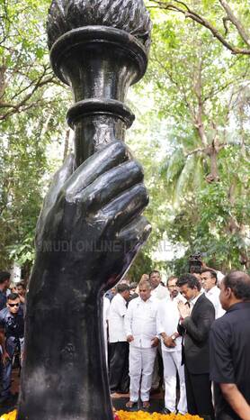 തമിഴ്‌നാട് മുഖ്യമന്ത്രിയായി ചുമതലയേറ്റ ശേഷം പെരിയാർ സ്മാരകത്തിൽ പുഷ്പാർച്ചന നടത്തി വിജയ്