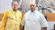 shashi-tharoor-met-mallikarjun-kharge-at-delhi-and-discussed-about-kerala-cm