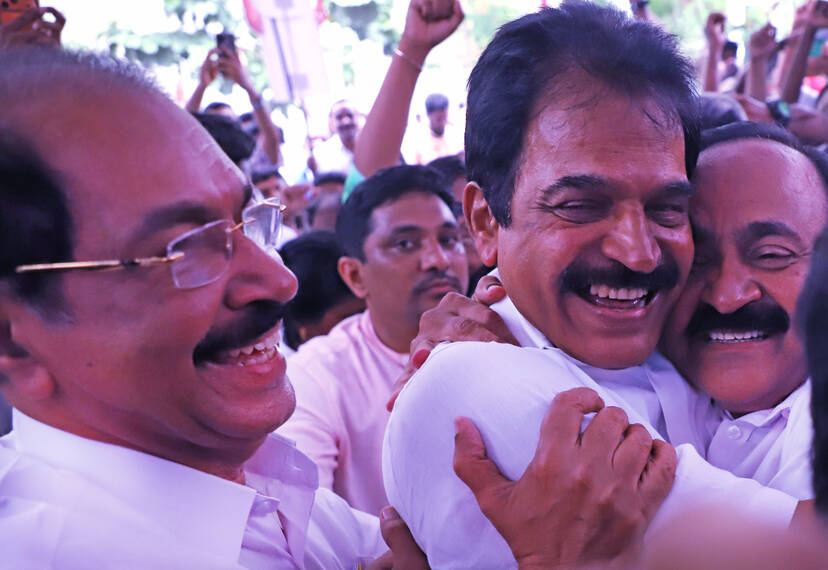 യുഡിഎഫ് വിജയാഹ്ലാദം: വി.ഡി. സതീശനെ കെട്ടിപ്പിടിച്ച് കെ.സി. വേണുഗോപാൽ