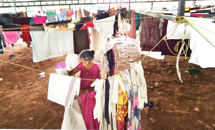 തൃശൂർ മെഡിക്കൽ കോളേജിലെ കാഴ്ച: രോഗികളുടെ വസ്ത്രങ്ങൾ ഉണക്കാനിട്ടപ്പോൾ