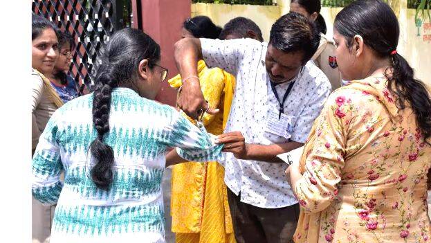 നീറ്റ് പരീക്ഷ: കർശന പരിശോധനകൾക്കിടയിലും ചോദ്യപേപ്പർ ചോർച്ച വലിയ വീഴ്ച