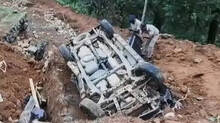 car-met-with-accident-near-kuttyadi-and-three-injured