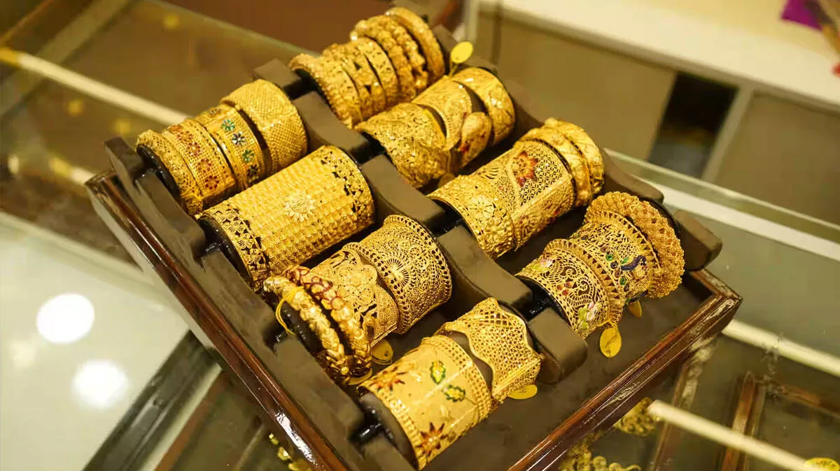 gold-jewelry-in-shop
