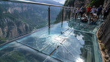 china-glass-bridge-crack-after-teen-hits-with-umbrella