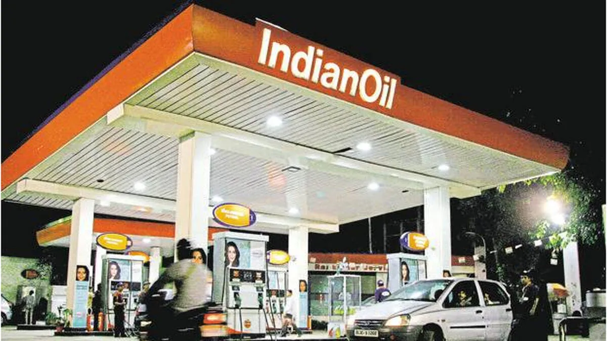 ന്യൂഡല്‍ഹി: എണ്ണവില വര്‍ദ്ധിപ്പിക്കാതിരുന്നത് കാരണം പൊതുമേഖല എണ്ണക്കമ്പനികള്‍ക്ക് ഉണ്ടായ നഷ്ടം 74,781 കോടി രൂപയാണ്.