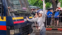 woman-blocks-police-van-mumbai-student-protest