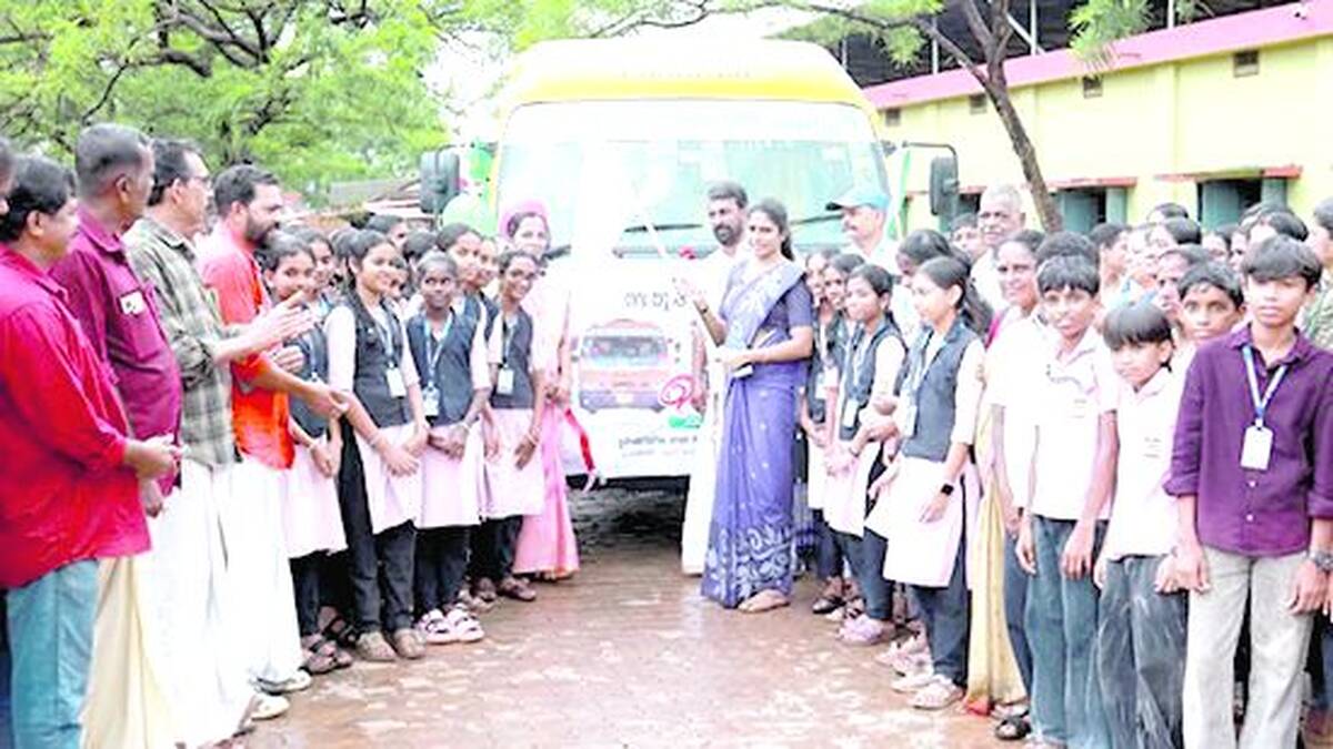 pulloor-school-bus